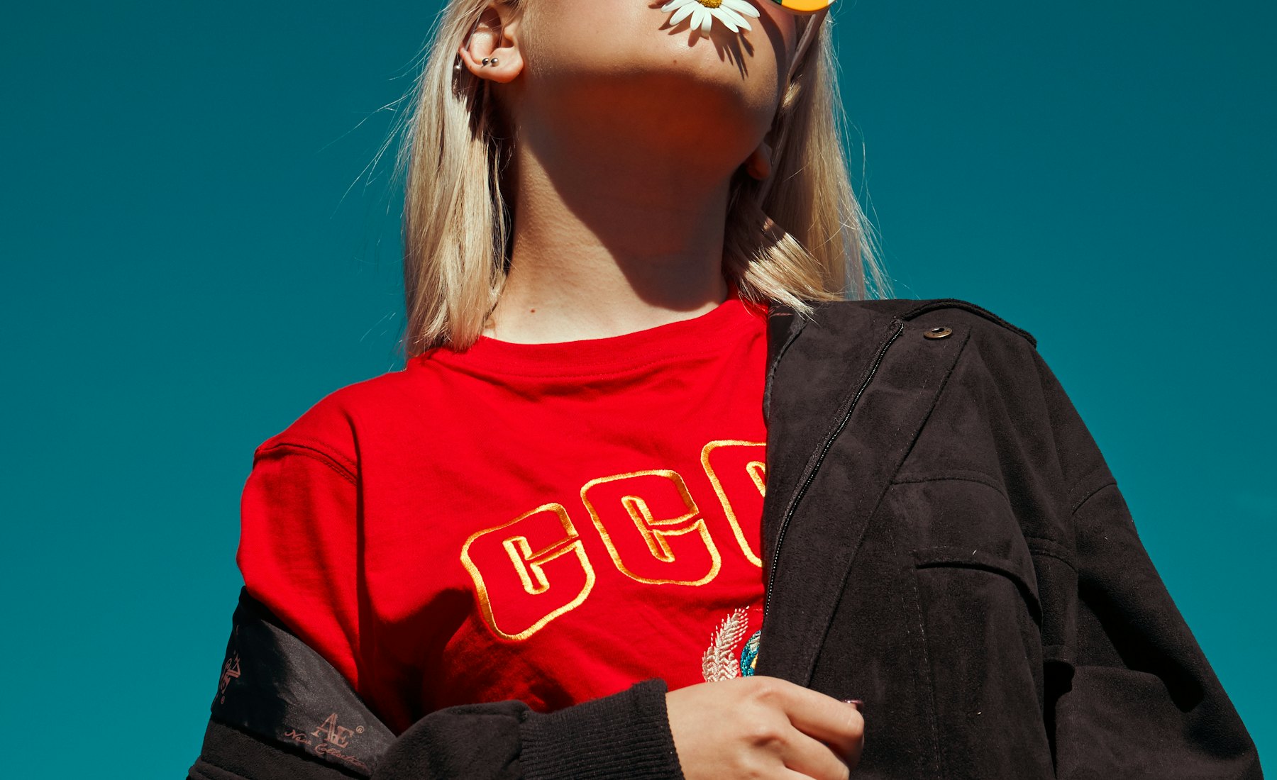 Modelo con gafas de color y camiseta roja