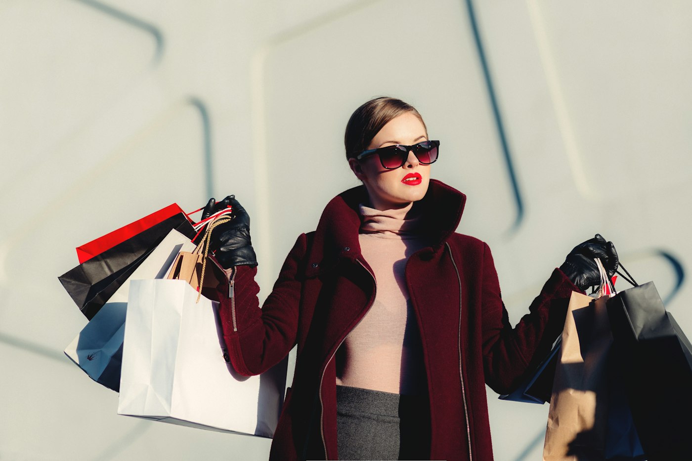 Modelo con abrigo y bolsas de compra